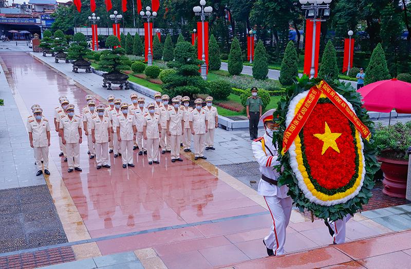 Đoàn đại biểu dự Đại hội Đảng bộ CATP lần thứ XVI, nhiệm kỳ 2020 -2025: Dâng hương tưởng niệm tại Đài tưởng niệm các Anh hùng liệt sỹ thành phố